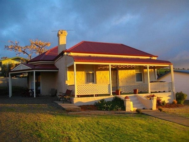 Photo: Charlie Bates Cottage Photo: Charlie Bates Cottage