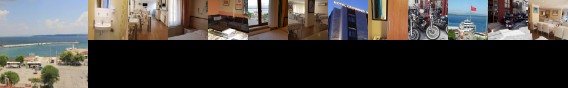 Hotel Crowded House