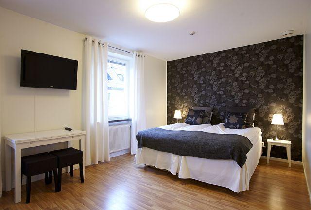 Riverside Hotel & Apartments
