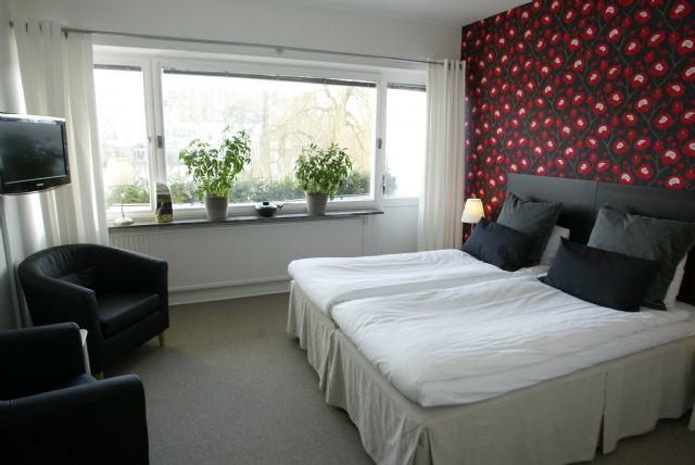 Riverside Hotel & Apartments