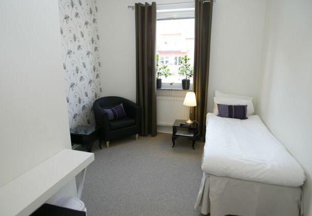 Riverside Hotel & Apartments