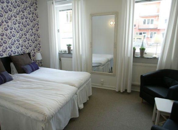 Riverside Hotel & Apartments