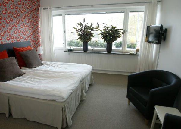 Riverside Hotel & Apartments