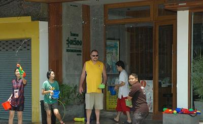 โรงแรมรุ่งเรือง