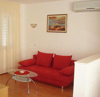 Apartments and Rooms Dis