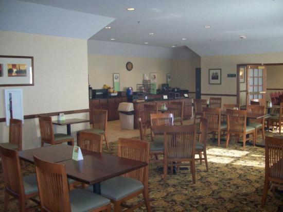 Country Inn & Suites by Radisson Kansas City at Village West KS