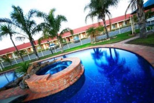 Pines Country Club Motor Inn