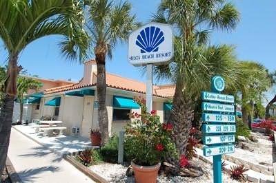 Siesta Key Beach Resort & Suites Pool & Tiki