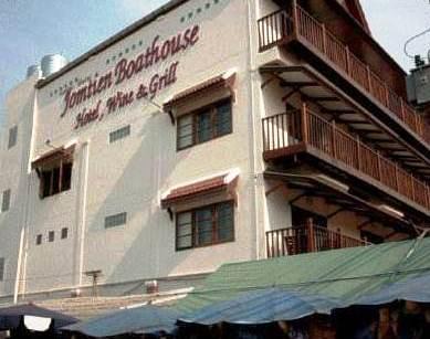 โรงแรมจอมเทียน โบ๊ทเฮาส์