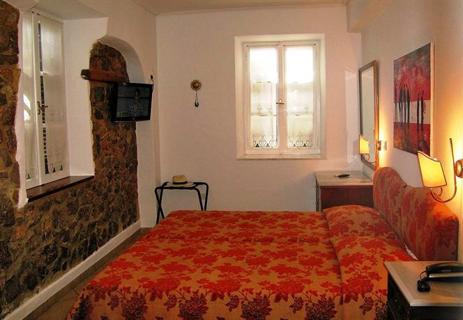 Mistral Hotel Hydra