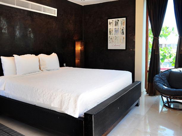 El Taj Oceanfront and Beachside Condo Hotel