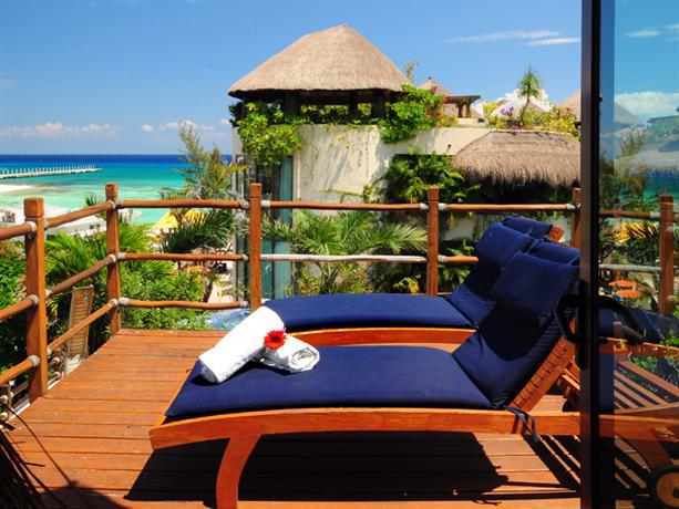 El Taj Oceanfront and Beachside Condo Hotel