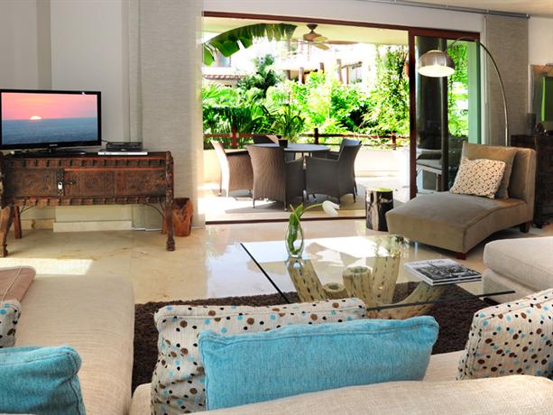 El Taj Oceanfront and Beachside Condo Hotel