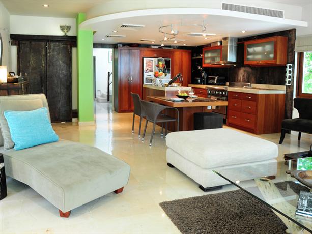 El Taj Oceanfront and Beachside Condo Hotel
