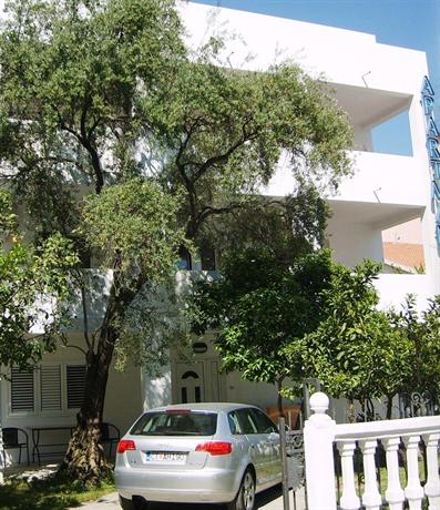 Lyon Apartments