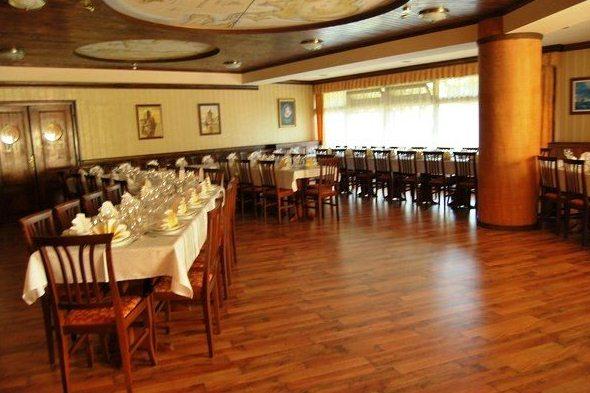 Arany Szarvas Fogado es Captain Drakes Pub