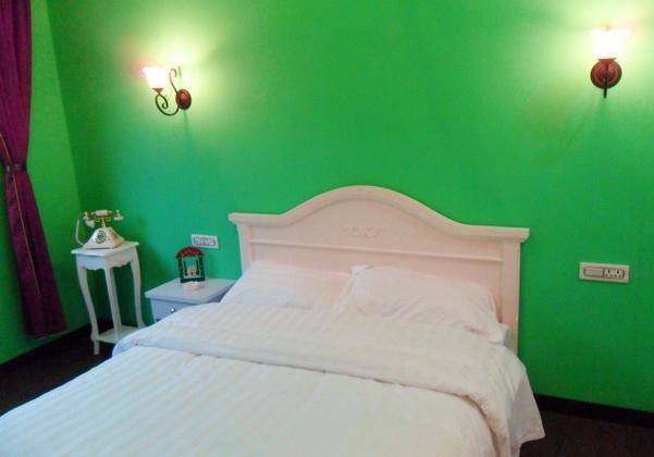 阳朔蔷薇花开白房子