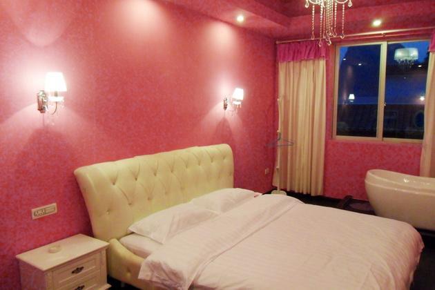 阳朔蔷薇花开白房子