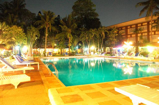 บาศญ่าบีช โฮเต็ล แอนด์ รีสอร์ท (Basaya Beach Hotel & Resort)