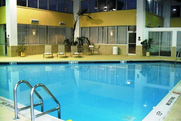 Ramada by Wyndham East Syracuse Carrier Circle Hotel