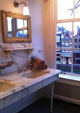 Spiegelgracht Apartments with Canal View