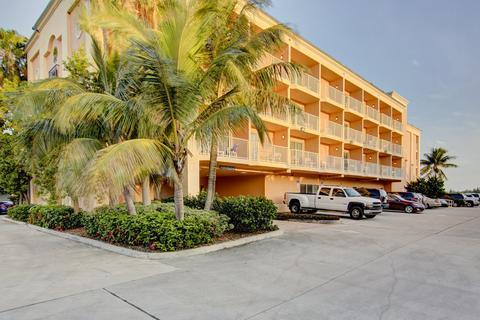 Hutchinson Island Plaza Hotel & Suites