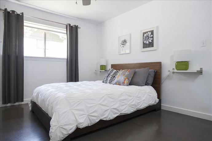 Travis Heights Modern I