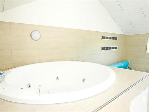 Five-Bedroom Holiday home in Ebeltoft 2