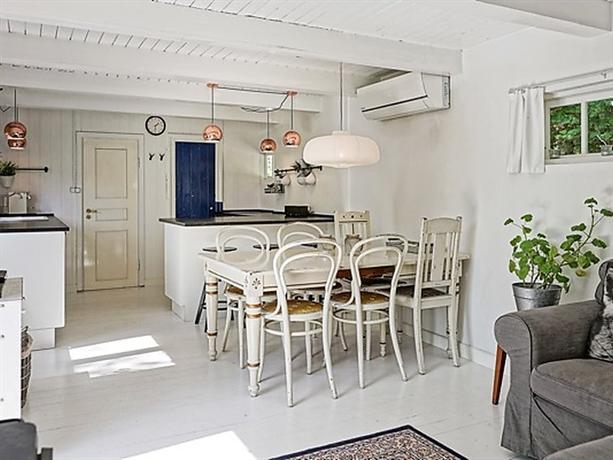 Three-Bedroom Holiday home in Ronne 5