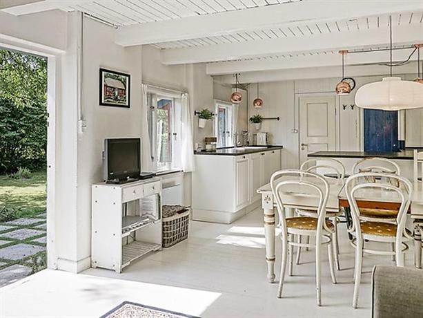 Three-Bedroom Holiday home in Ronne 5