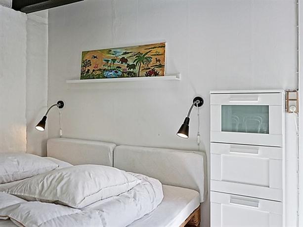 Three-Bedroom Holiday home in Ronne 5