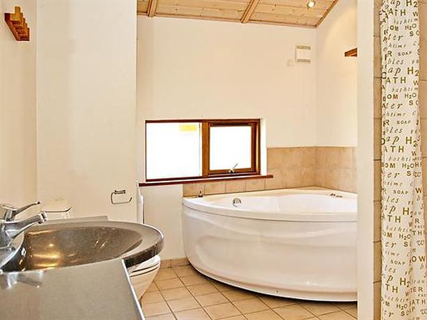 Three-Bedroom Holiday home in Ulfborg 4