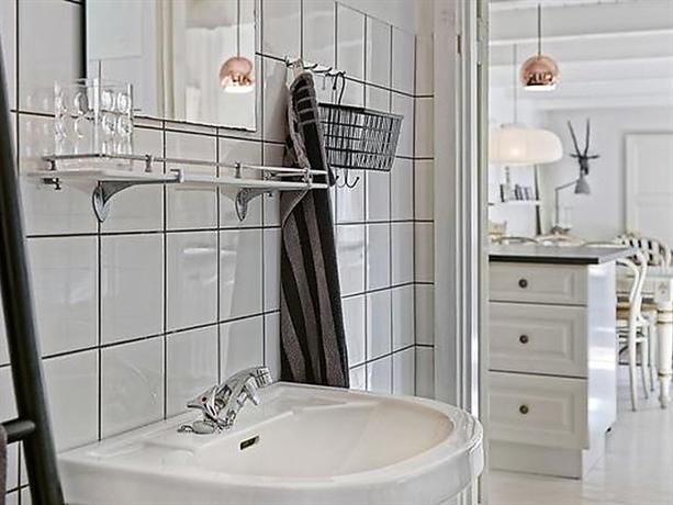 Three-Bedroom Holiday home in Ronne 5