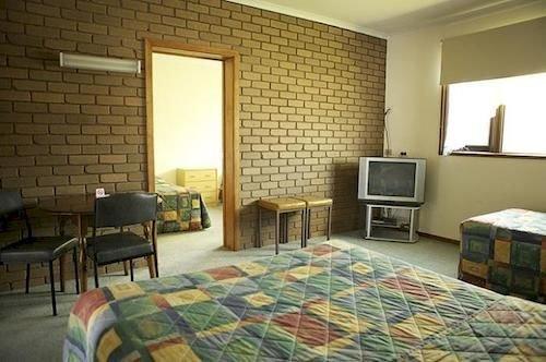 Tudor House Motel