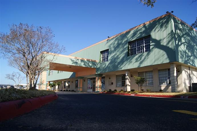 Clover Inn & Suites