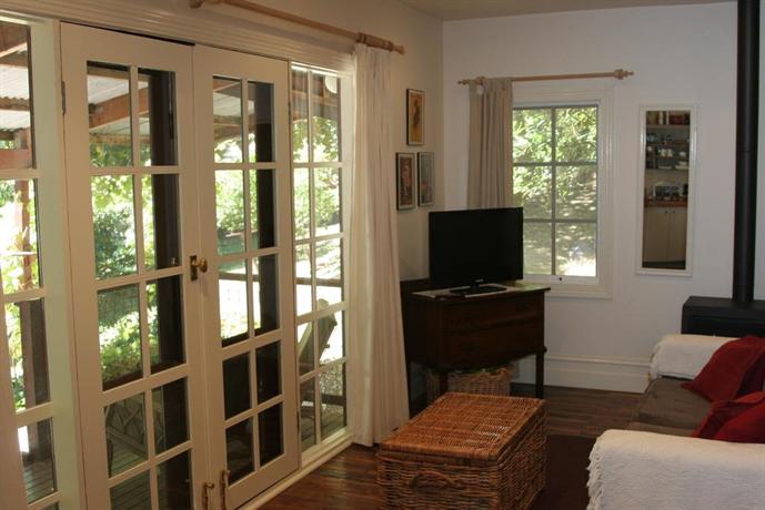 Stone's Throw Cottage Bed and Breakfast