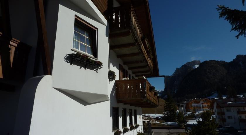 Hotel Garni Morene Dantercepies-Sella Ski Area Italy thumbnail