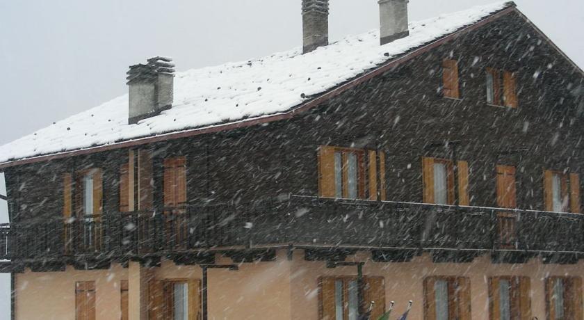 Hotel Mont Velan Saint Rhemy-Crevacol Ski Resort Italy thumbnail