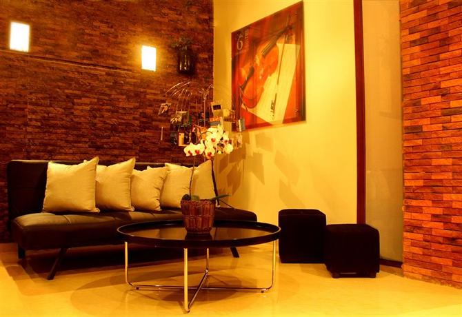 6 Suites Hotel
