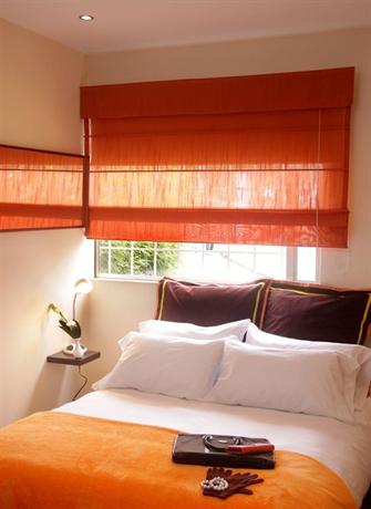 6 Suites Hotel