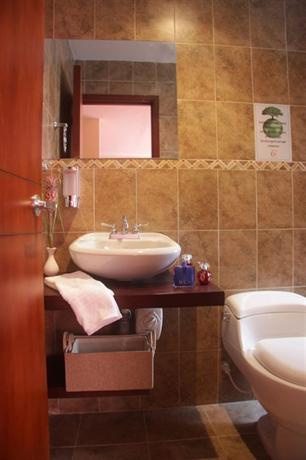 6 Suites Hotel
