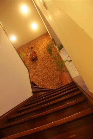 6 Suites Hotel