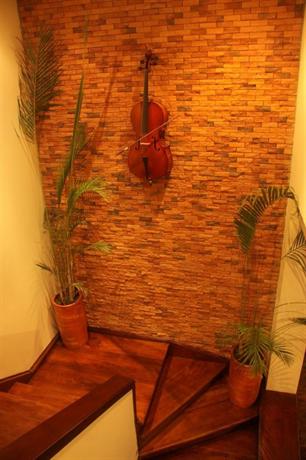 6 Suites Hotel