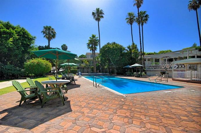 Super 8 by Wyndham Long Beach Motel