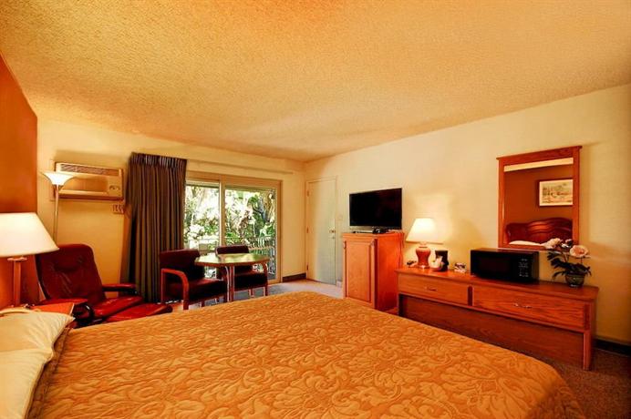 Super 8 by Wyndham Long Beach Motel
