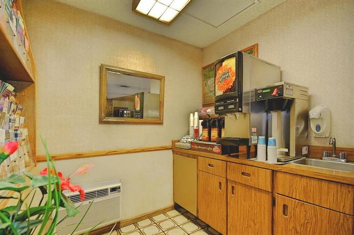 Super 8 by Wyndham Long Beach Motel