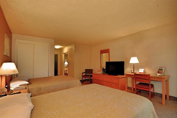 Super 8 by Wyndham Long Beach Motel