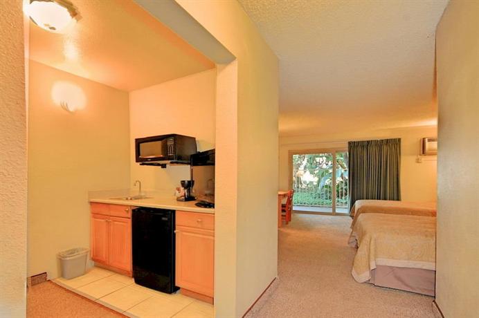 Super 8 by Wyndham Long Beach Motel