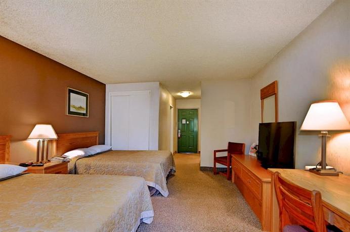 Super 8 by Wyndham Long Beach Motel