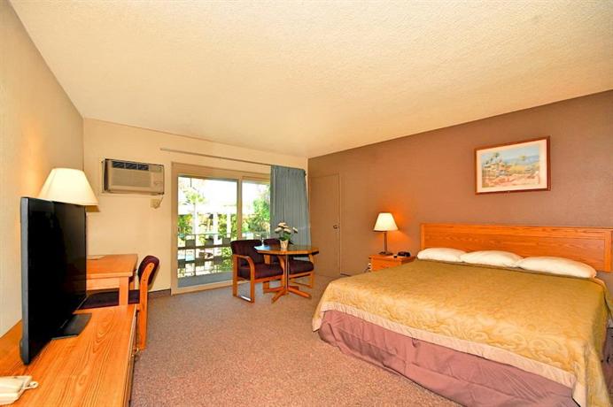 Super 8 by Wyndham Long Beach Motel